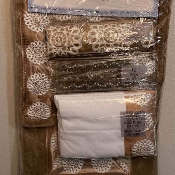 Cynthia Collection 18-Piece Embroidered Bathroom Set (New in Package) - Picture 2 of 9